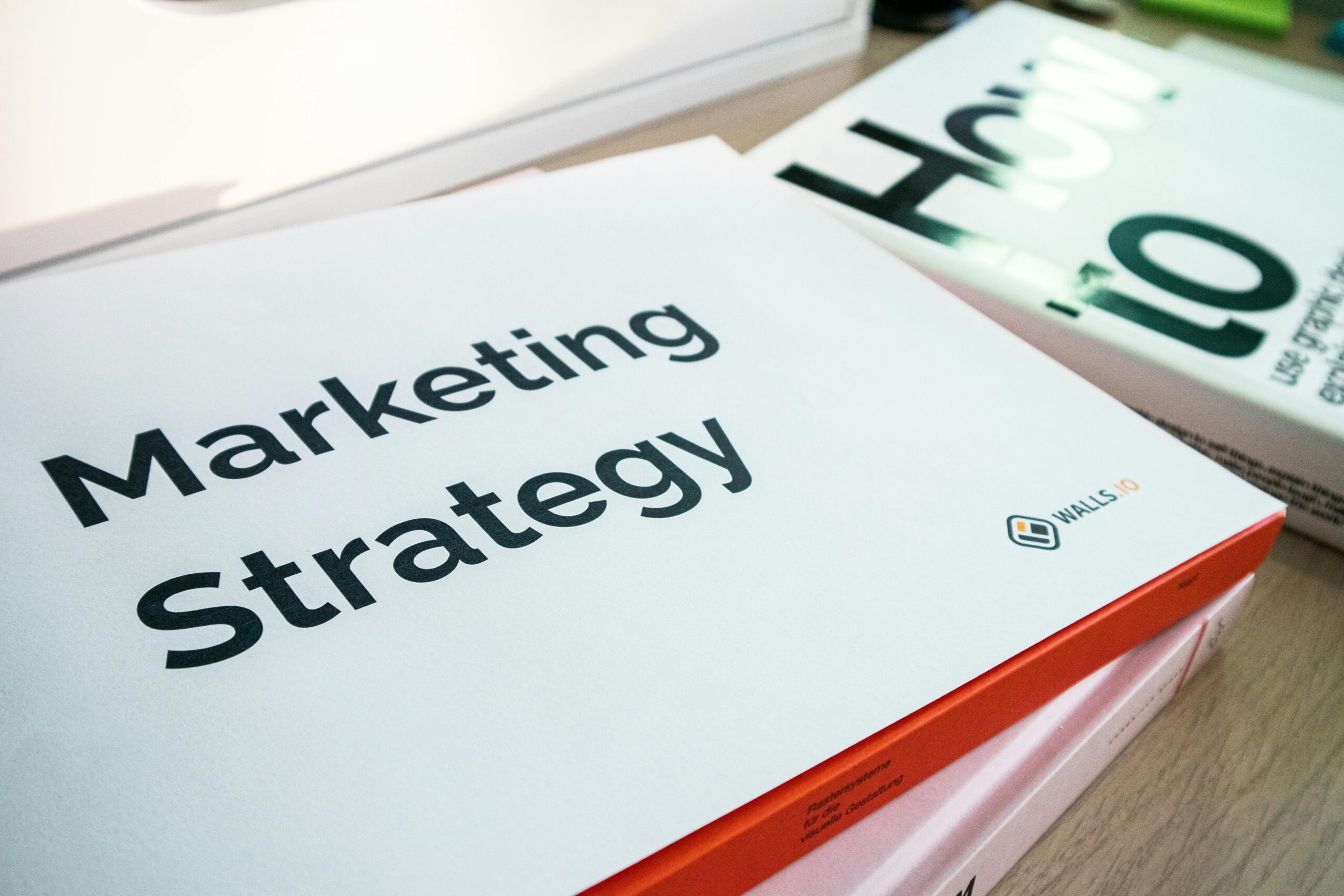 Documento de estratégia de marketing e personal branding sobre a mesa